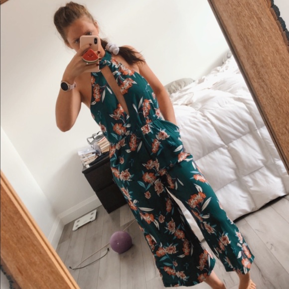 Boohoo Pants - NWT Floral Boohoo Deep Plunge Flattering Romper